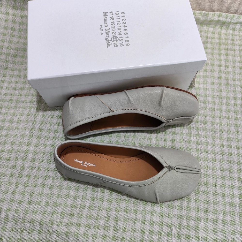 Maison Martin Margiela Light Gray Tabi Leather Flats - Picture 4 of 6